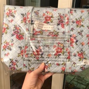 Iconic Small Vera Tote Water Bouquet